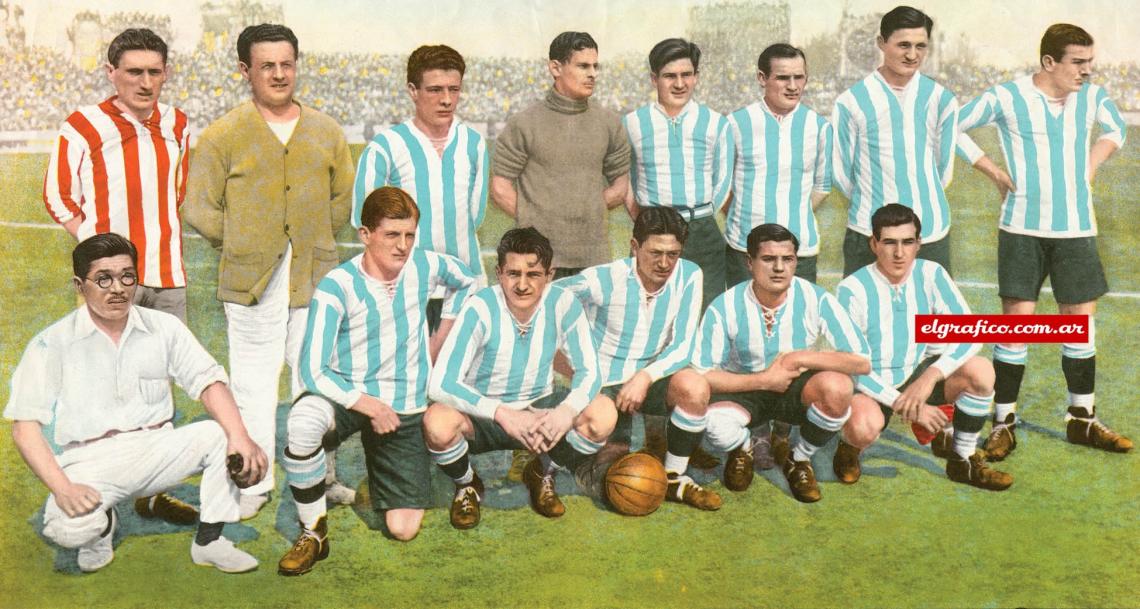 Imagen Gabino integrando el ataque del seleccionado argentino que en 1924 venció por 2 a 1 a los uruguayos, campeones olímpicos de París. De pie: Calomino (linesman) Vázquez (entrenador), Médici, Tesoriere, Fortunato, Solari, Bearzzotti y Adolfo Celli; agachados: Tarasconi, Ernesto Celli, Gabino Sosa, Seoane y Onzari.