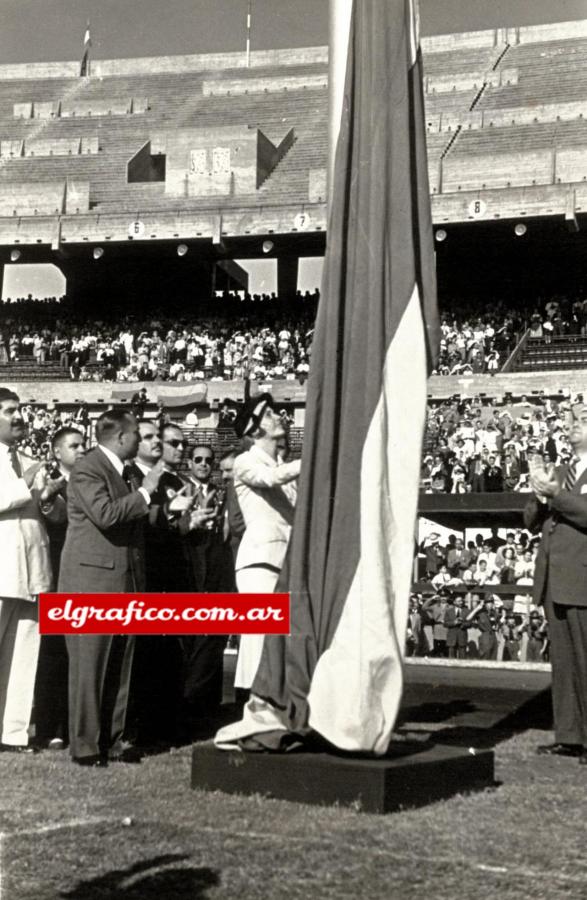 Imagen 20.2.50. Izando la bandera en la ceremonia de inauguración de los campeonatos infantiles, que llevarían su nombre. 