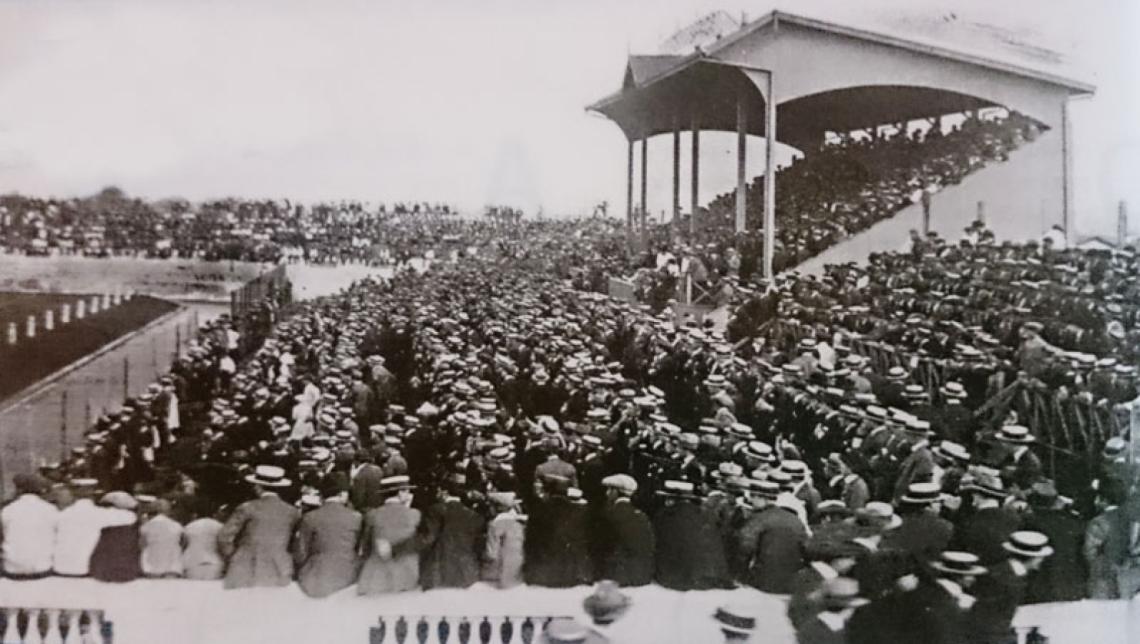 Imagen Una panorámica del estadio de Sportivo Barracas en el Sudamericano de 1921.