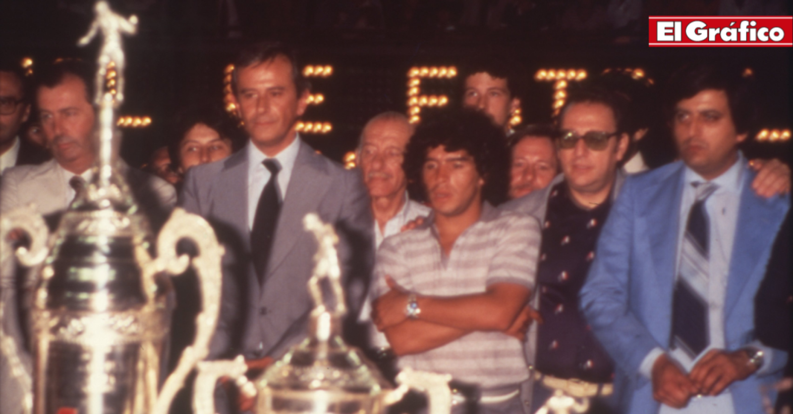 Imagen Diego Armando Maradona, presente en la final; a la izquierda de la imagen, Julio Humberto Grondona