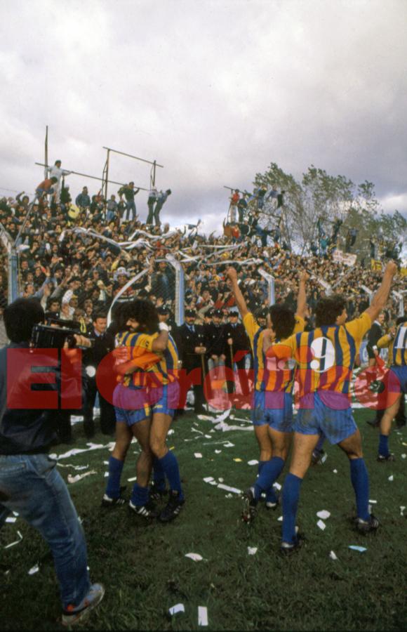 Central campeón 1987. Vuelta olímpica en cancha de Temperley.