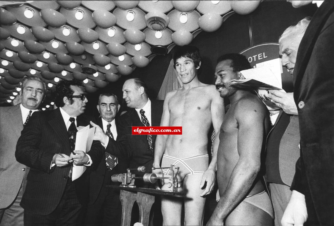 Imagen En la ceremonia de pesaje de un encuentro esperado por el mundo del boxeo, frente al cubano mexicano José Angel “Mantequilla” Nápoles, campeón mundial de los welters.