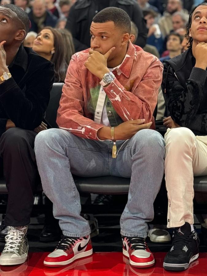 Imagen Kylian Mbappé en el NBA Paris Game 2024, alejándose un poco de la burbuja del fútbol.