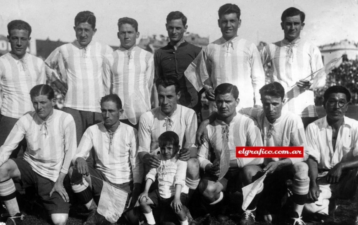 Imagen Argentina campeón sudamericano 1925. El cuadro nacional que disputó el primer partido del torneo: Médici, Bidoglio, Vaccaro, Tesoriere, Muttis y Fortunato. Agachados: Tarascone, Sánchez, Irurieta, Seoane, Bianchi y Hanai (masajista).