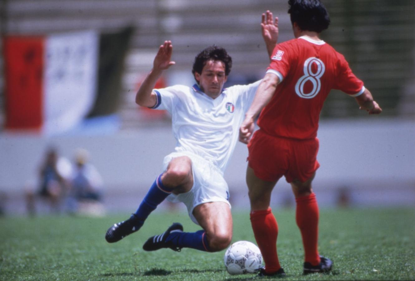 Imagen Franco Baresi en plena acción (El Gráfico).