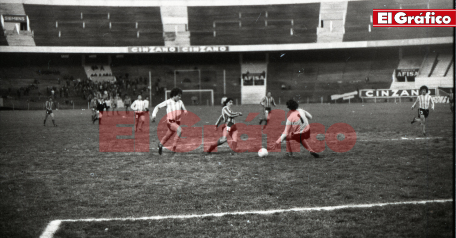 Imagen Uno de los goles de Racing 0 - Rosario Central 10. De fondo algunos hinchas que llegaron con el partido empezado.