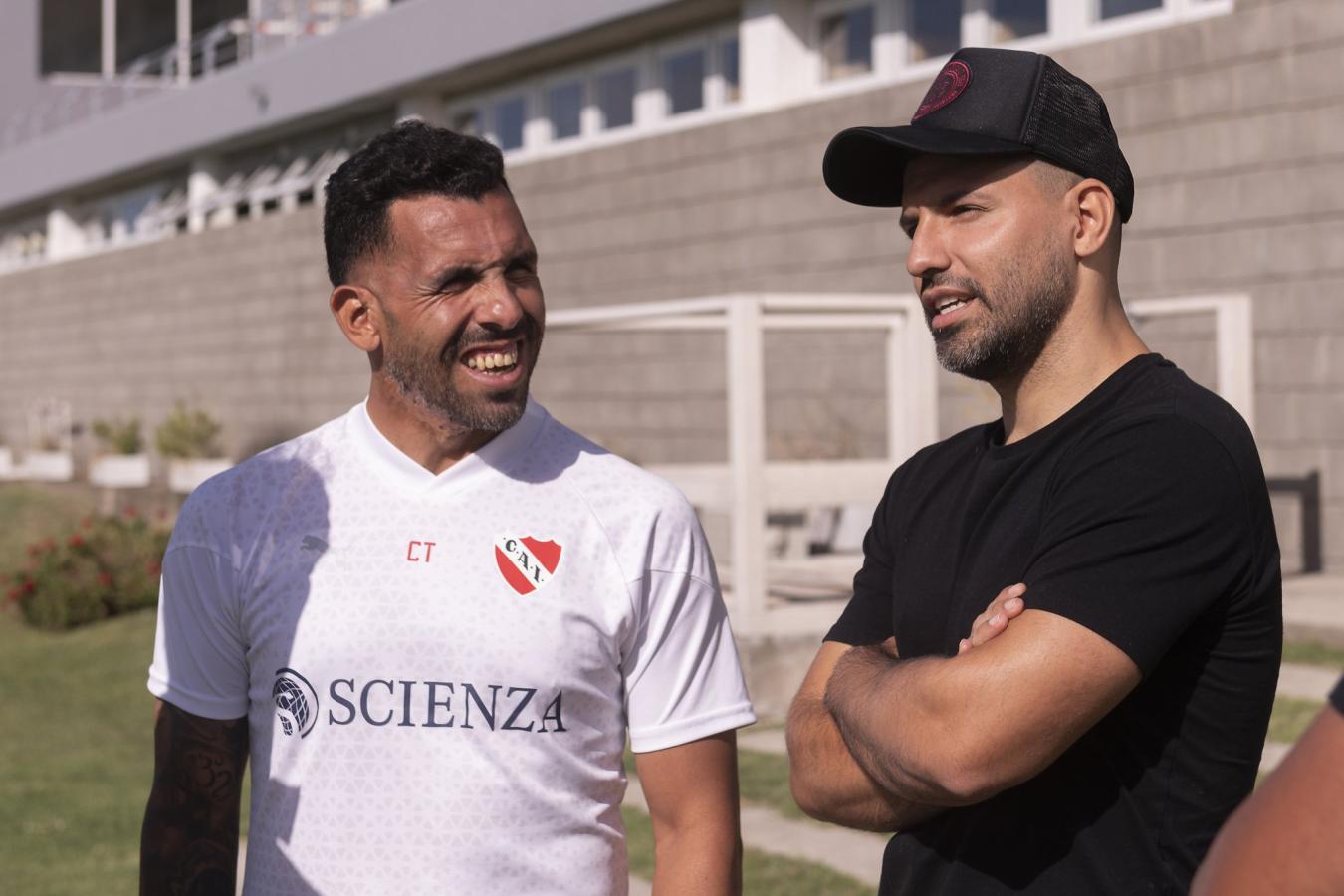 Imagen Carlos Tevez y Sergio Agüero, a pura sonrisa, en una pausa de la práctica del martes.