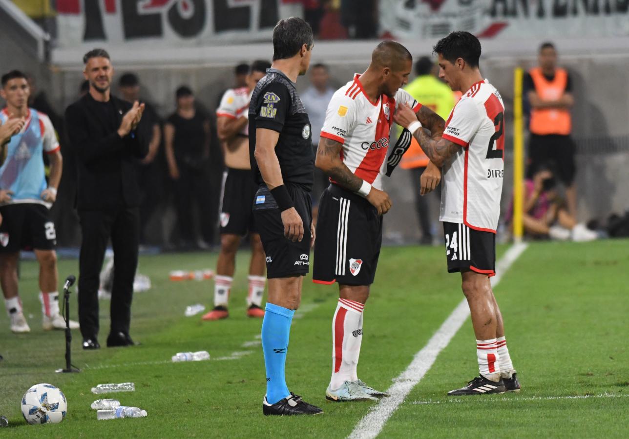 Imagen Jonatan Maidana reemplaza a Enzo Pérez. Fueron sus últimos minutos como jugador profesional.