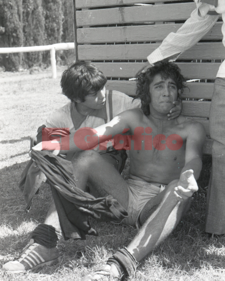 Imagen Alberto Pacheco es consolado por Diego Maradona.