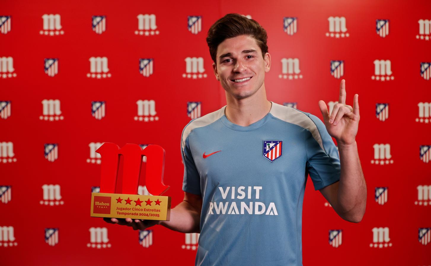 Imagen Julián Álvarez muestra orgulloso el premio Jugador Cinco Estrellas.