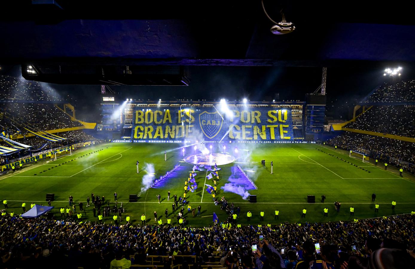 Imagen Más de 50 mil hinchas de Boca le dieron la bienvenida a Paredes.