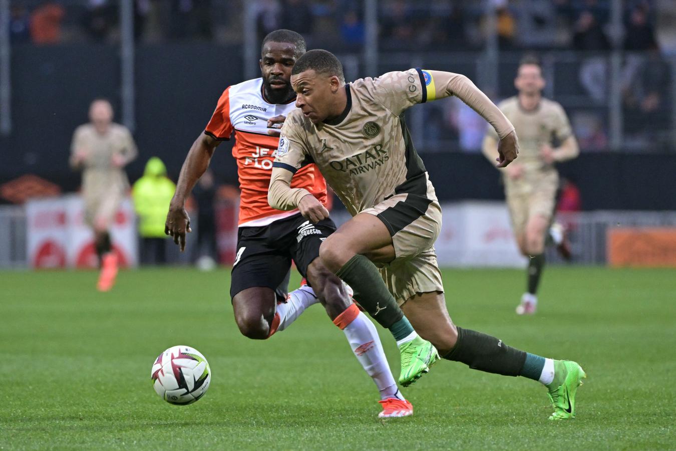 Imagen de PSG goleó con un show de Mbappé y acaricia el título