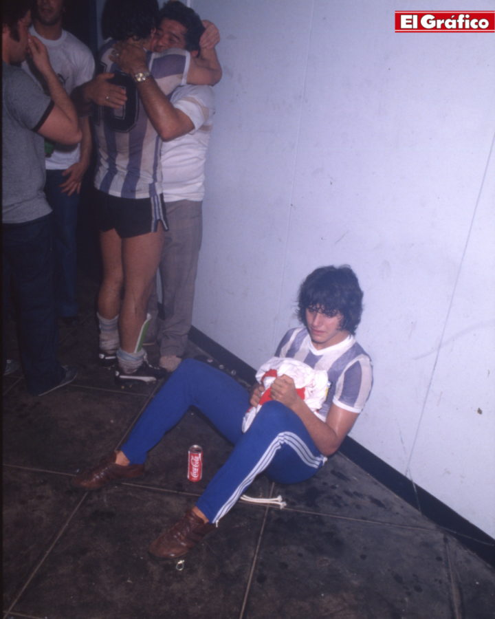 Imagen Hoyos, conmovido, en el vestuario argentino tras ser campeón juvenil en 1979; al costado, Maradona abraza a Don Diego
