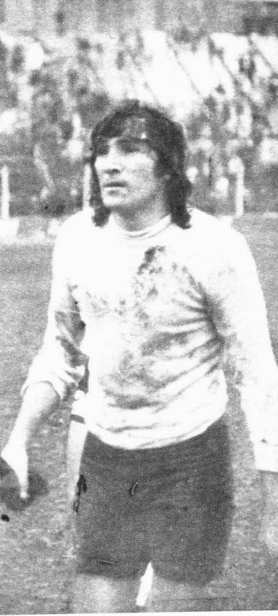 Hugo Gatti y las marcas de cien caídas en el área. Demasiado barro en la cancha. Fue victoria de Unión por 3 a 0 ante Argentinos en calidad de visitante
