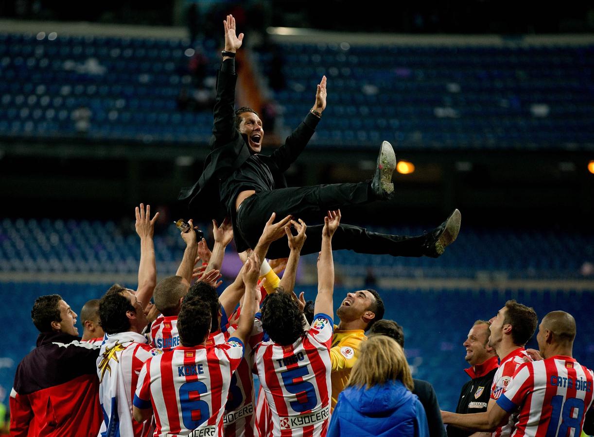 Imagen Simeone en lo alto del mismísimo Bernabeú (AFP).