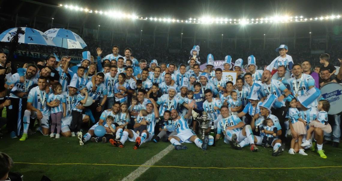Imagen Todo el plantel junto a sus familia celebran el título con la gente.