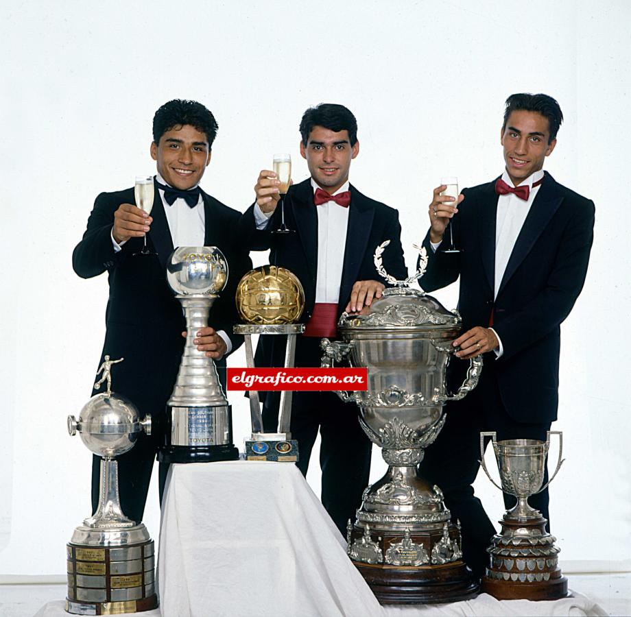 Imagen Asad, Ayala y Rambert de gala. Brindan por el éxito de Vélez, River e Independiente durante 1994.