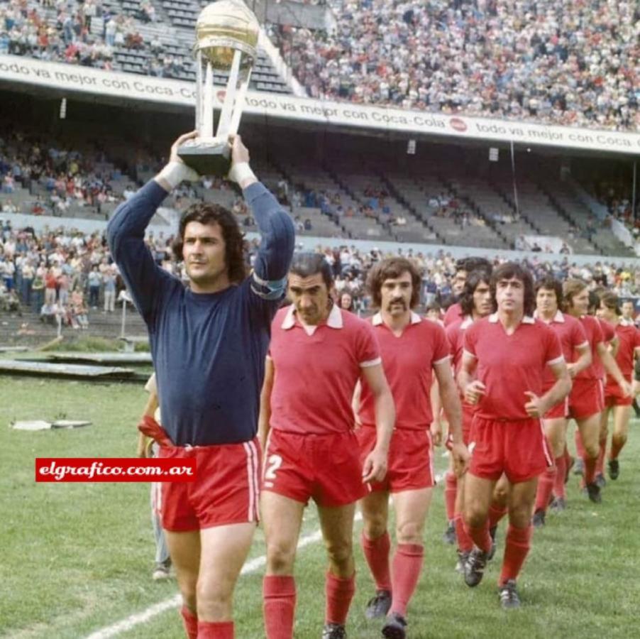 Imagen Independiente celebra la conquista de la Copa Intercontinental 1973 en cancha de Racing. El Zurdo López escolta a Pepé Santoro
