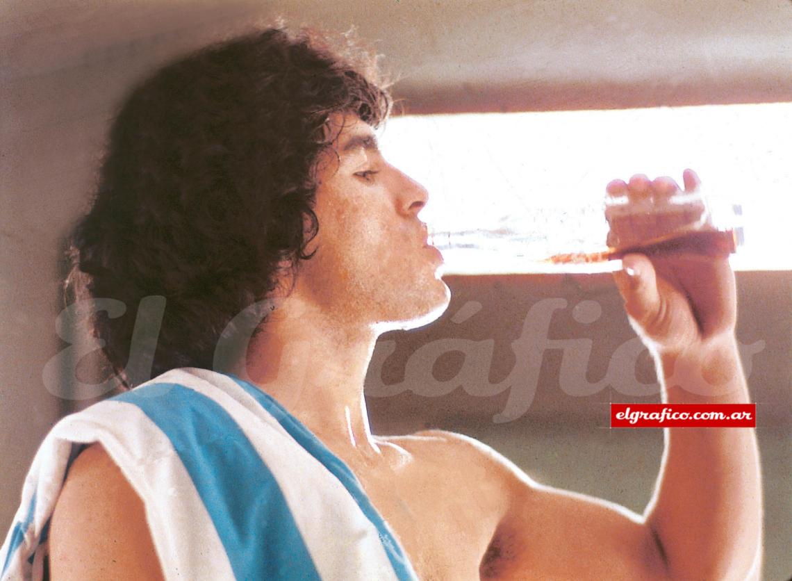 Imagen Maradona, promotor de Coca-Cola en 1979.