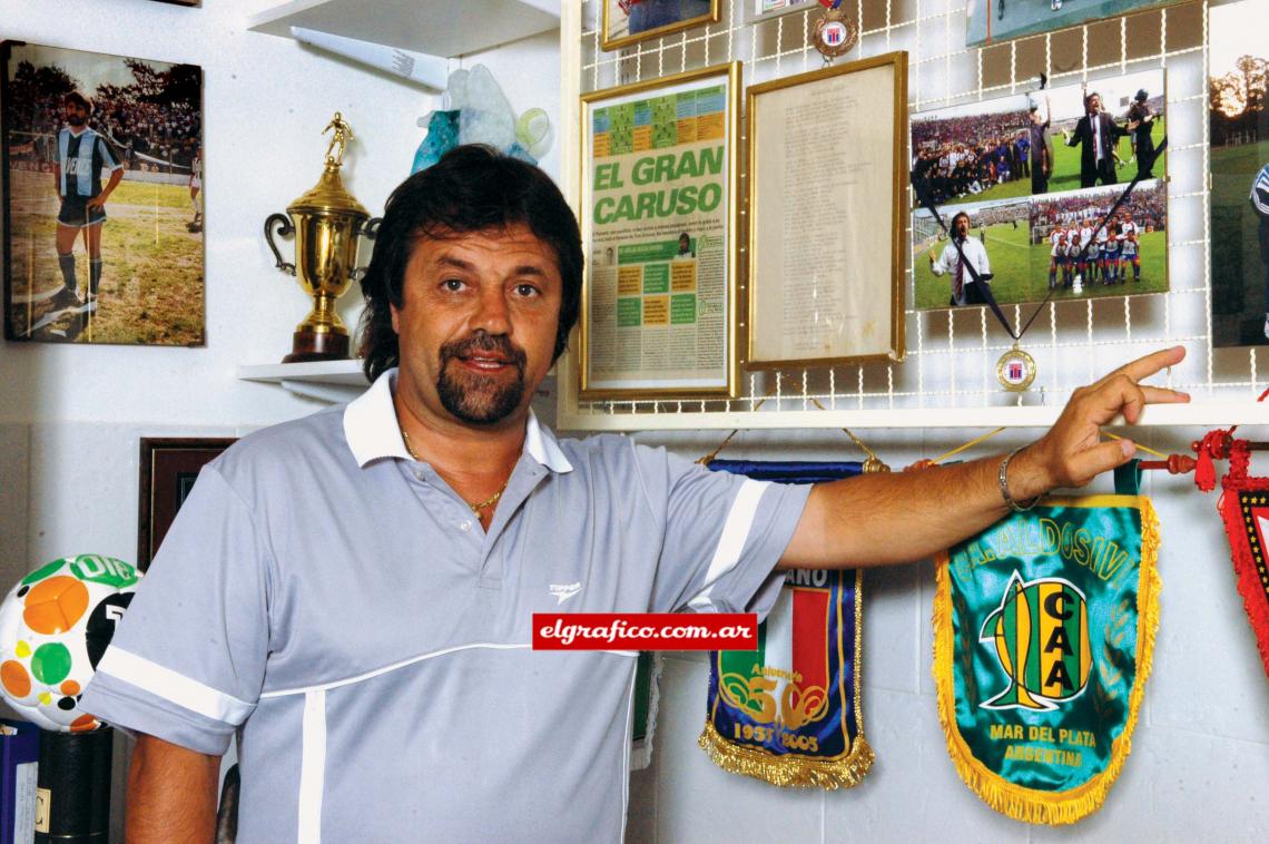 Imagen En la oficina montada en su casa, donde se agolpan numerosos recuerdos de su carrera como jugador y entrenador.