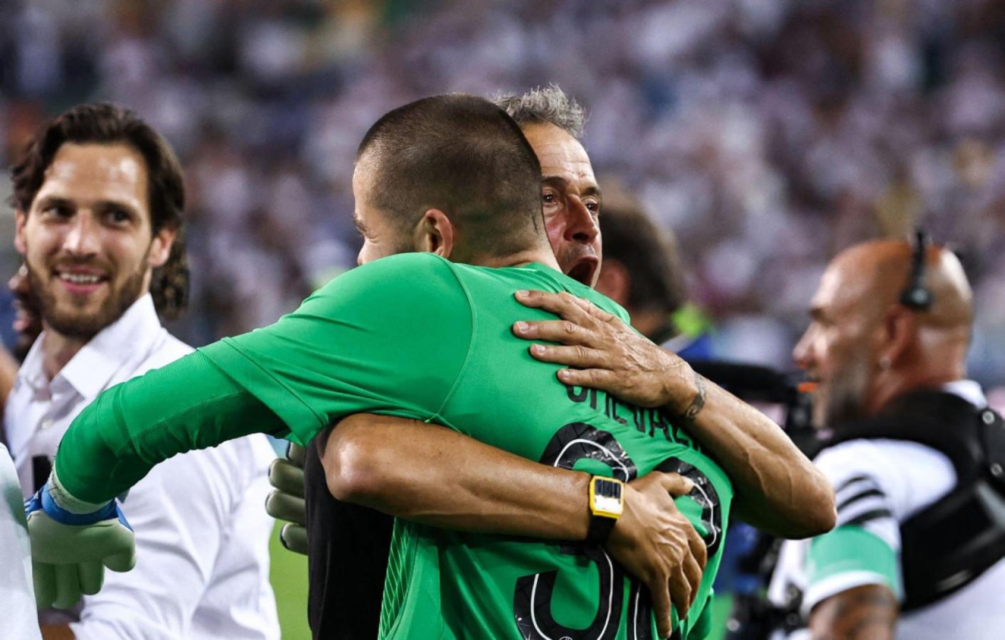 Imagen Luis Enrique y el abrazo con su apuesta, Lucas Chevalier.
