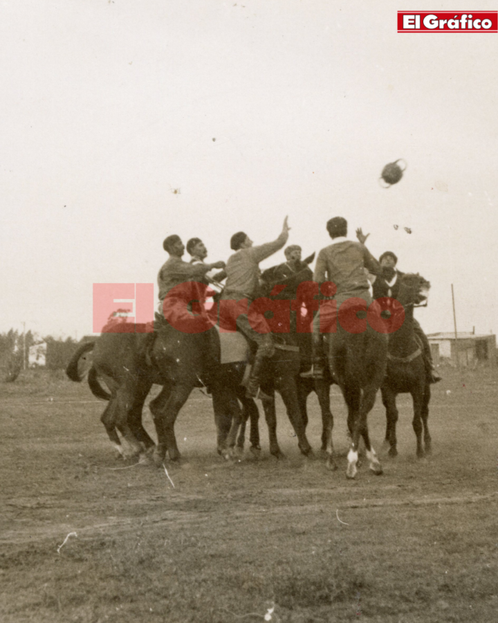 Imagen Una acción del primer juego de pato disputado en 116 años