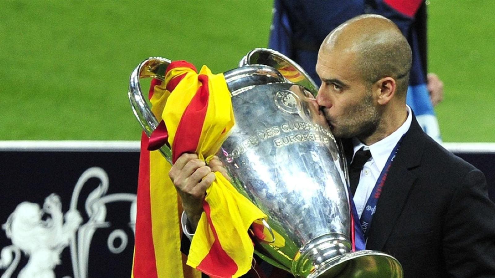 Imagen Pep besa una de las dos Champions que levantó como DT del Barça. Busca su tercera, ahora con el City. Foto: UEFA