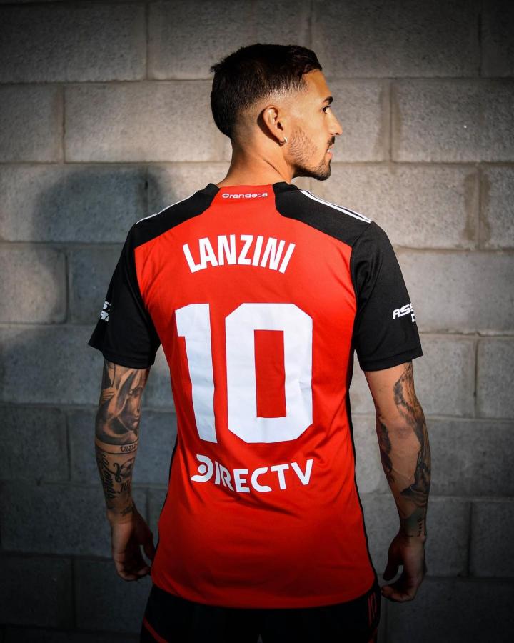 Imagen Manuel Lanzini con la nueva camiseta.