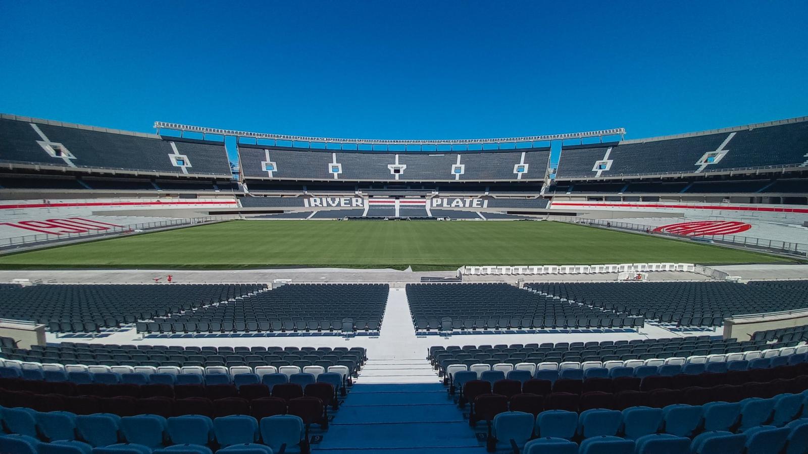 Imagen El Monumental sigue en fase de remodelación y su campo de juego mejoró mucho en las últimas semanas.