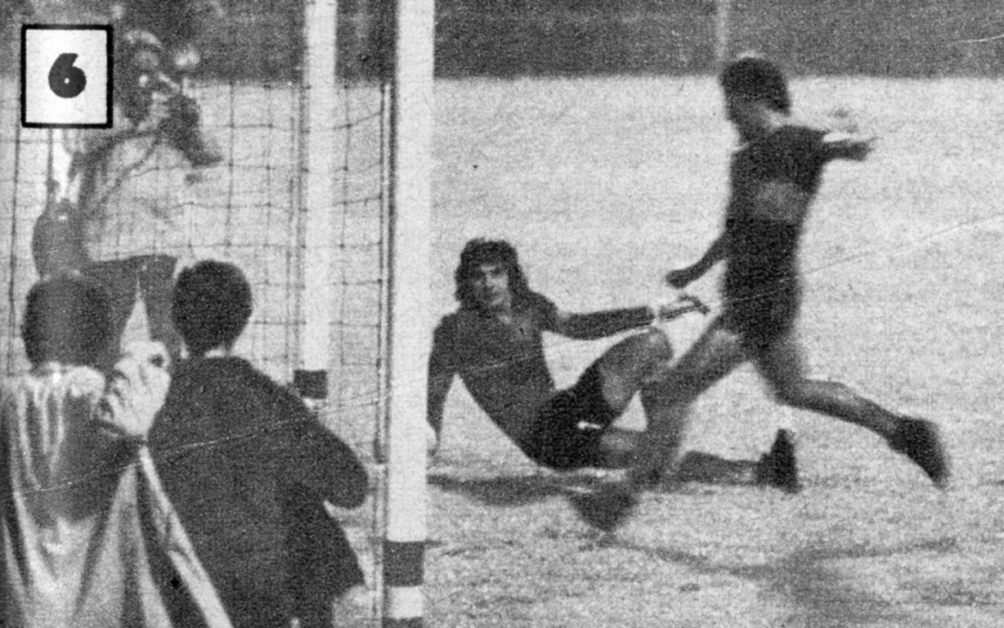 Imagen Mouzo, de rebote de un penal, le dio la victoria a Boca en el Superclásico de la Copa Libertadores 1977 (ARCHIVO EL GRÁFICO)