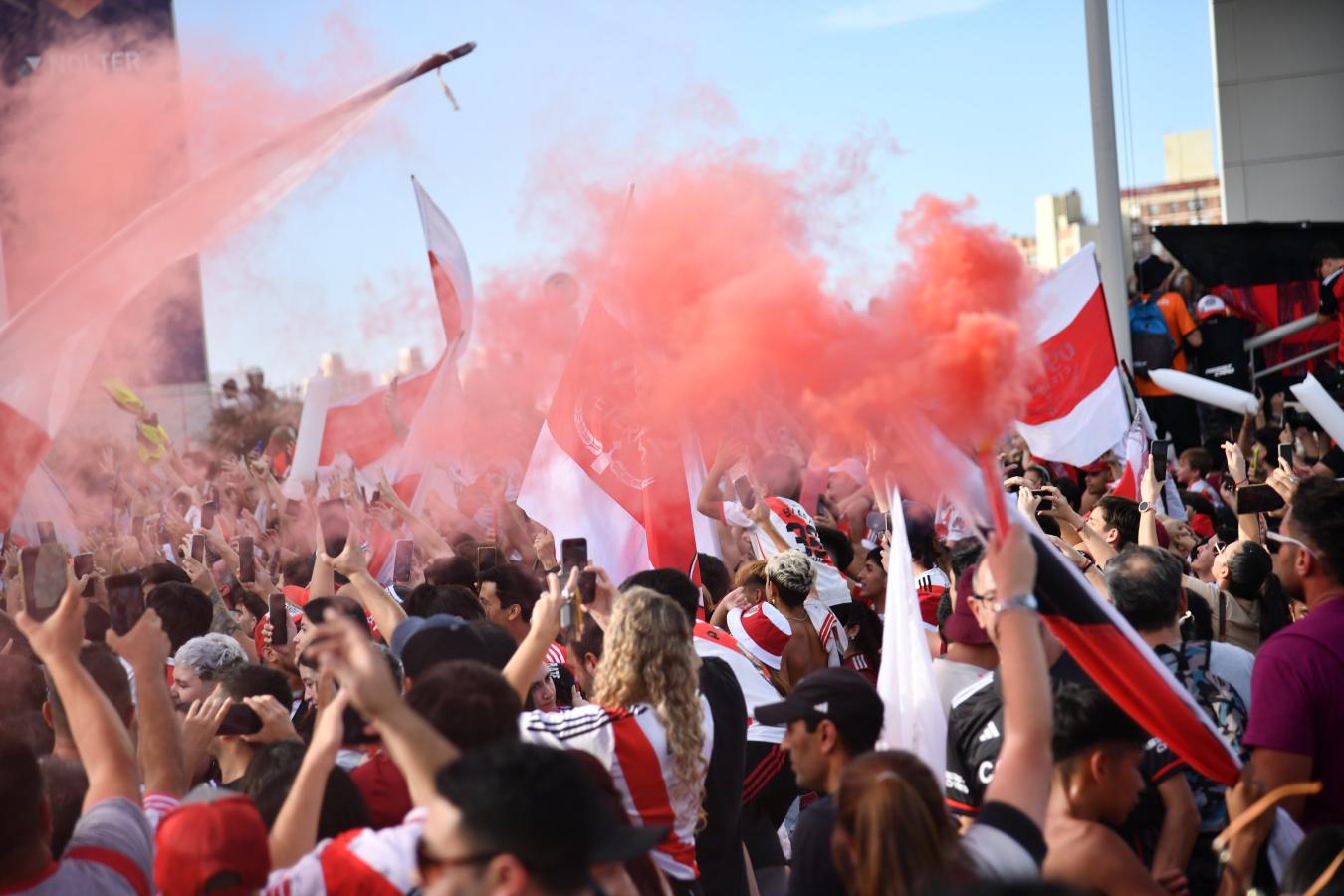 Imagen Banderas, bombos y bengalas de humo fueron parte de la fiesta de River.