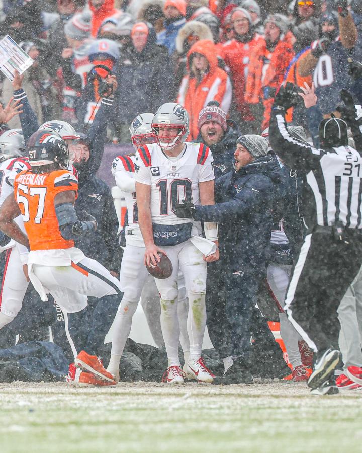 Imagen Drake Maye, mariscal de los Patriotas, festeja bajo la nieve de Denver.