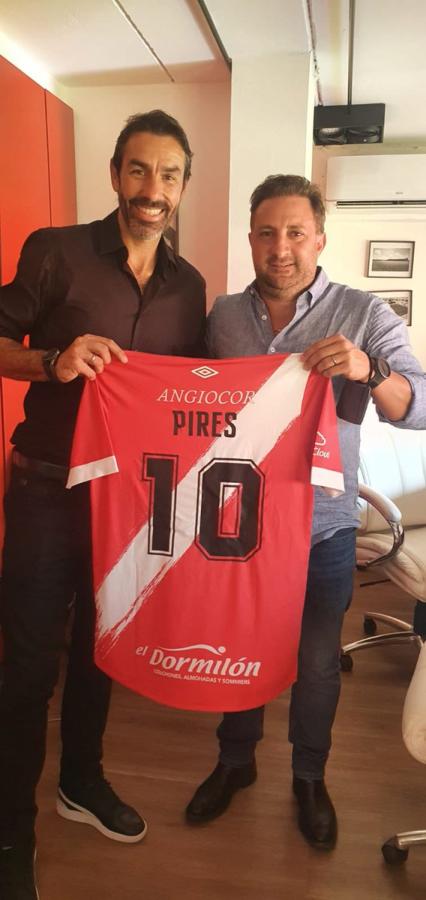 Imagen Robert Pires recibió la camiseta número 10 de Argentinos de parte de Cristian Malaspina, el presidente del Bicho