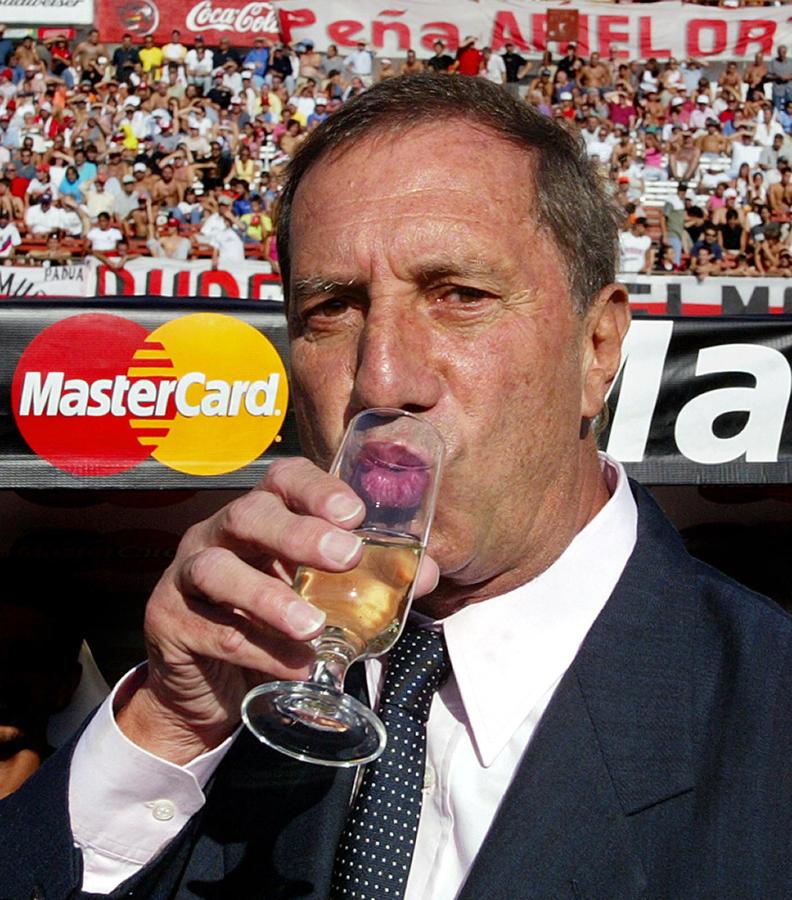 Imagen Carlos Salvador Bilardo y el trago de la discordia. Foto: AFP