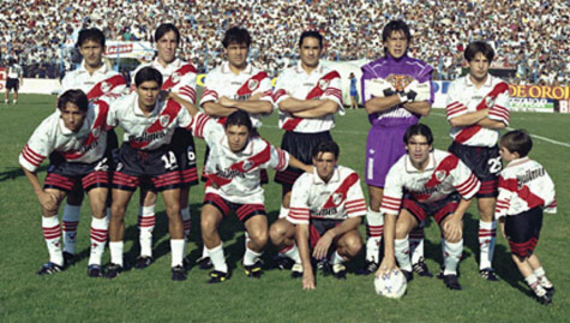 Parados: Astrada, Berizzo, Celso Ayala, Hernán Díaz, Burgos, Placente. Agachados: Rambert, Escudero, Gallardo, Berti y Salas.