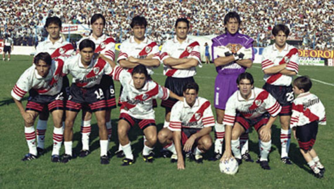 Imagen Parados: Astrada, Berizzo, Celso Ayala, Hernán Díaz, Burgos, Placente. Agachados: Rambert, Escudero, Gallardo, Berti y Salas.