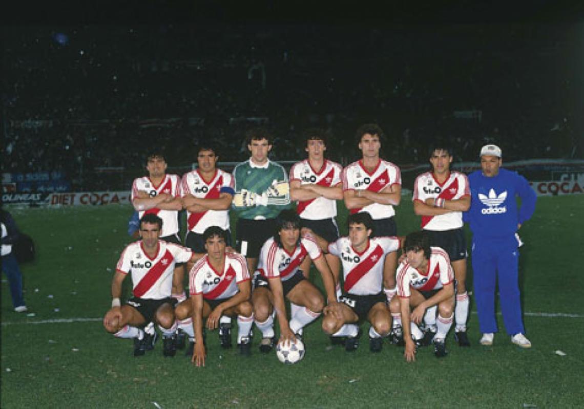 Parados, de izquierda a derecha: Gordillo, Gallego, Pumpido, Nelson Gutiérrez, Ruggeri y Montenegro. Agachados: Alzamendi, Héctor Enrique, Fúnes, Alonso y Roque Alfaro.