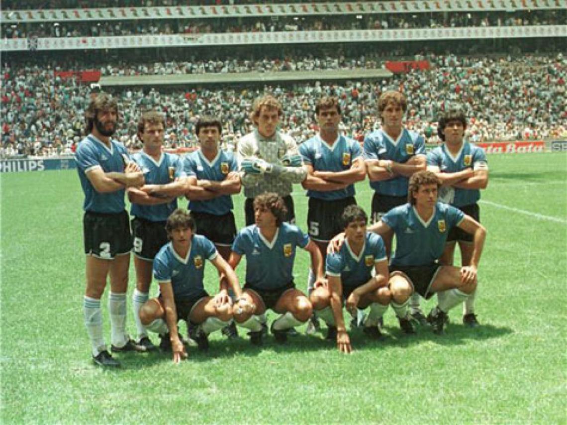 Imagen Parados, de izquierda a derecha: Batista, Cuciuffo, Olarticoechea, Pumpido, Brown, Ruggeri y Maradona. Agachados: Burruchaga, Giusti, Enrique y Valdano.