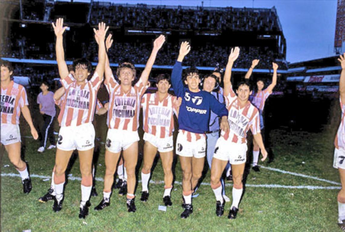 Los héroes del Santo saludan al puñado de hinchas que se acercó a La Bombonera tras la histórica hazaña.