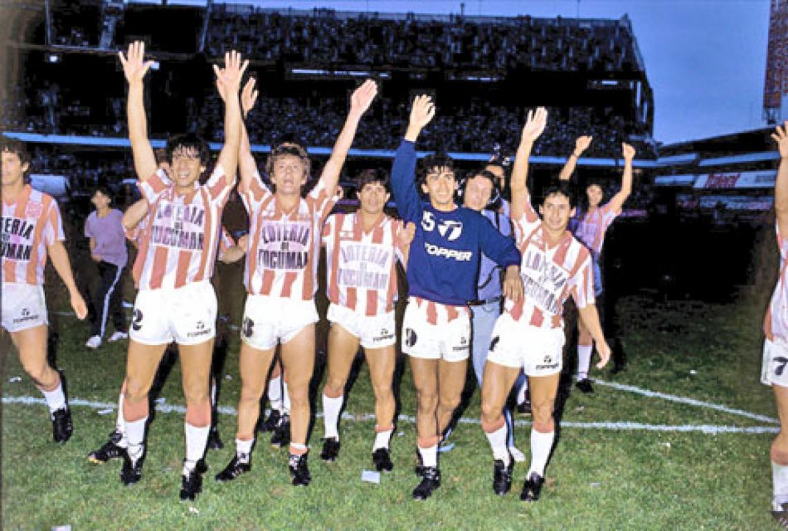 Imagen Los héroes del Santo saludan al puñado de hinchas que se acercó a La Bombonera tras la histórica hazaña.