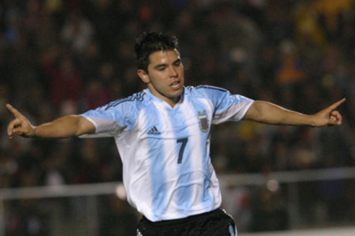 Imagen Javier Saviola y la camiseta del 2006.