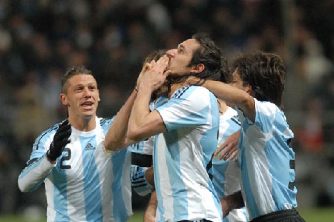 Imagen JONAS GUTIERREZ festeja el primer gol de la Selección.