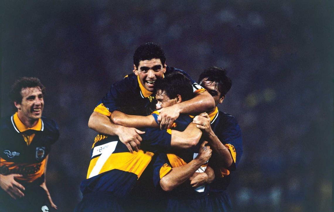 Imagen GOL DE VIVAS, en el debut del Boca de Bilardo. Lo abraza un tal Diego Maradona.