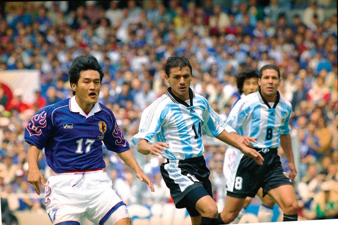 Imagen CHOLO. Debut mundialista en Francia 98, con la camiseta 14 que usaría Simeone.