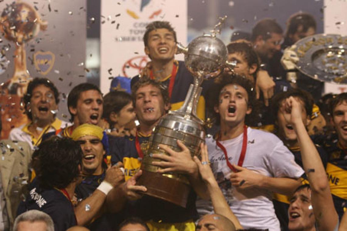 Imagen RIQUELME VOLVIO A BOCA para jugar la Libertadores del 2007. El xeneize, con el diez en un gran momento, se consagró campeón en Brasil, ante Gremio. En global terminó 5 a 0 a favor de los argentinos. 