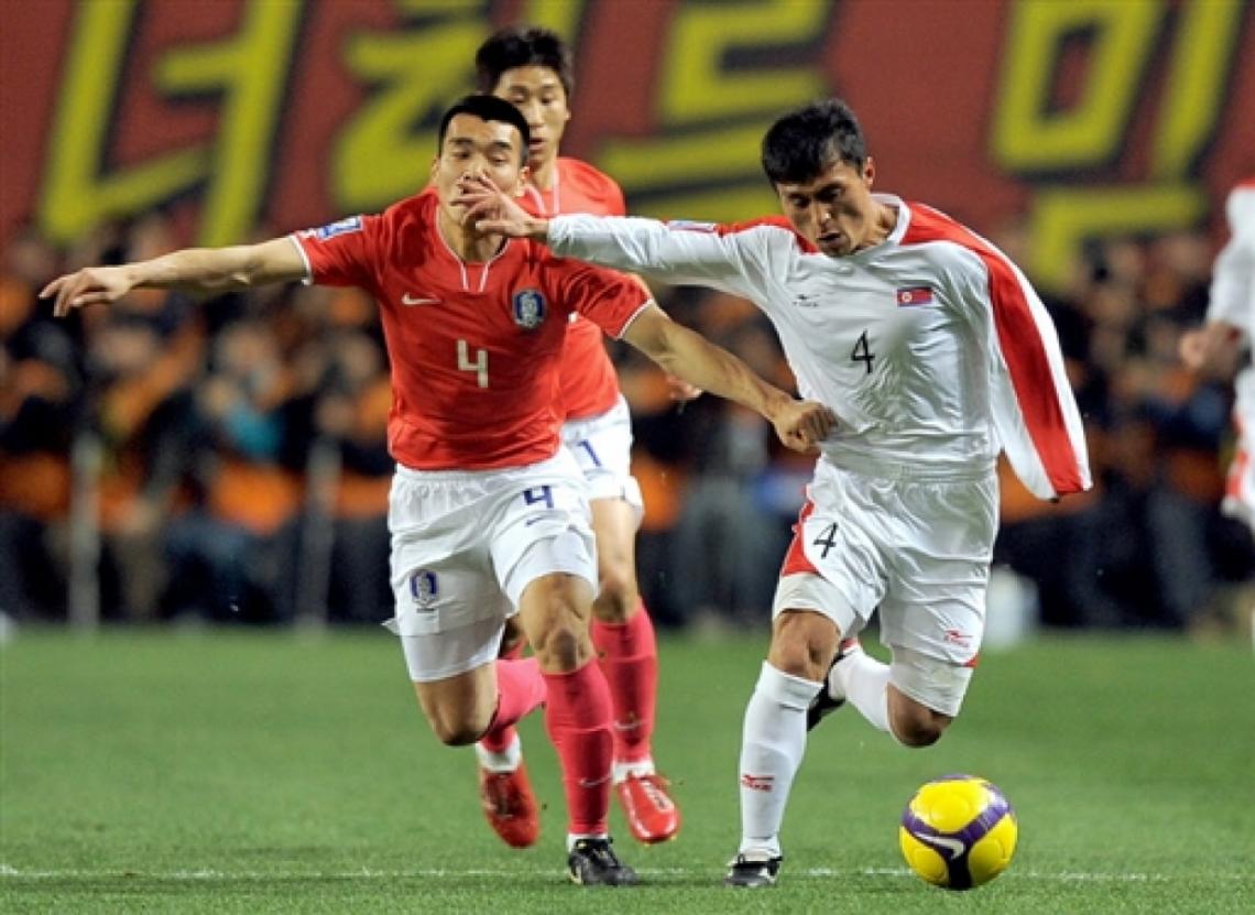 Imagen Pelea de cuatros: Cho Won-Hee, del sur, y Pak Nam-Chol del norte disputan la pelota. (Foto: AFP)