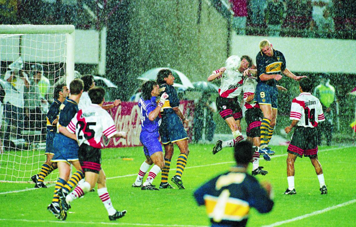 Imagen El Loco le gana en el aire a Berizzo. El gol fue polémico por una supuesta obstrucción de Bermúdez a Burgos. (Foto: Archivo EG)