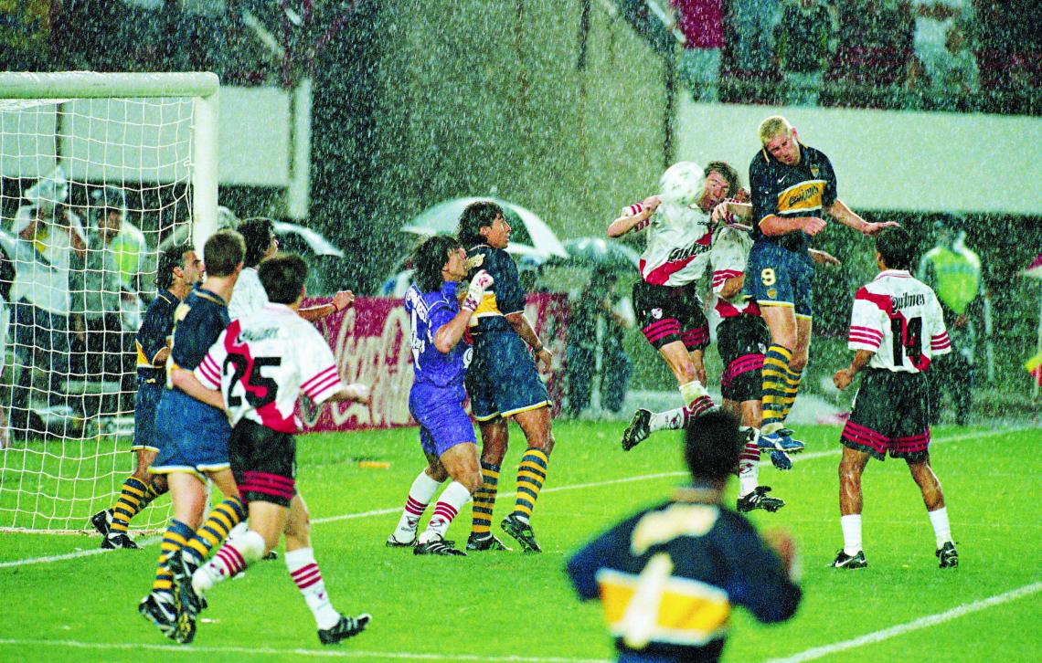 El Loco le gana en el aire a Berizzo. El gol fue polémico por una supuesta obstrucción de Bermúdez a Burgos. (Foto: Archivo EG)