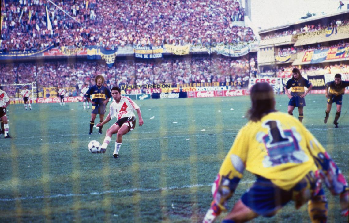 Imagen El Muñeco anotó el tercero en la goleada en La Bombonera. El Mono Navarro Montoya no pudo hacer nada. (Foto: Archivo EG)