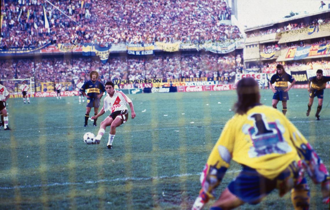 El Muñeco anotó el tercero en la goleada en La Bombonera. El Mono Navarro Montoya no pudo hacer nada. (Foto: Archivo EG)